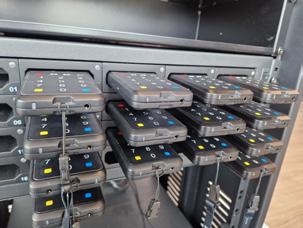 Audioguides disposés dans un rack de recharge