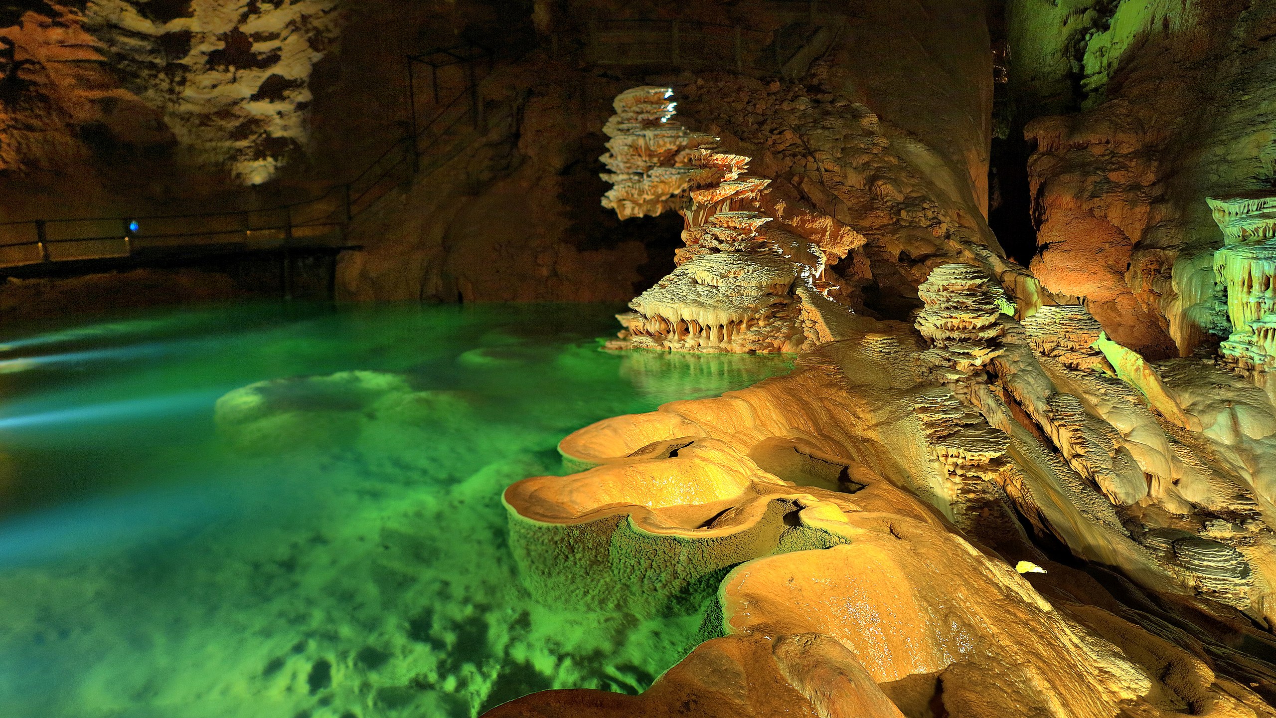 Plongée au centre de la terre : vivez l'aventure du gouffre de Padirac avec le S-Guide