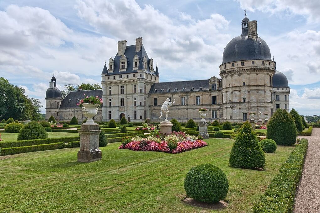 Valençay castle is one of the great sites of the Loire Valley. The château boasts a wealth of historic furnishings and a large park covering some fifty hectares, with alternating gardens and woodland. It was owned by the d'Estampes family from 1451 to 1747, then by the Prince of Talleyrand.
Sycomore has produced a fun, anecdote-filled audio tour inspired by the exciting life of the Prince of Talleyrand. Available in eight languages, this immersive experience is effortlessly accessed via the Audiopass, with over 250 devices at your disposal on-site.